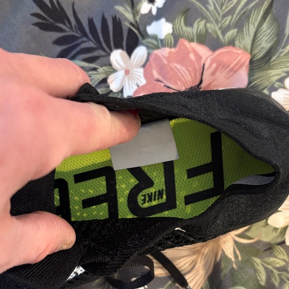 Nike Black and White Athletic Shoes - Picture 3 of 4